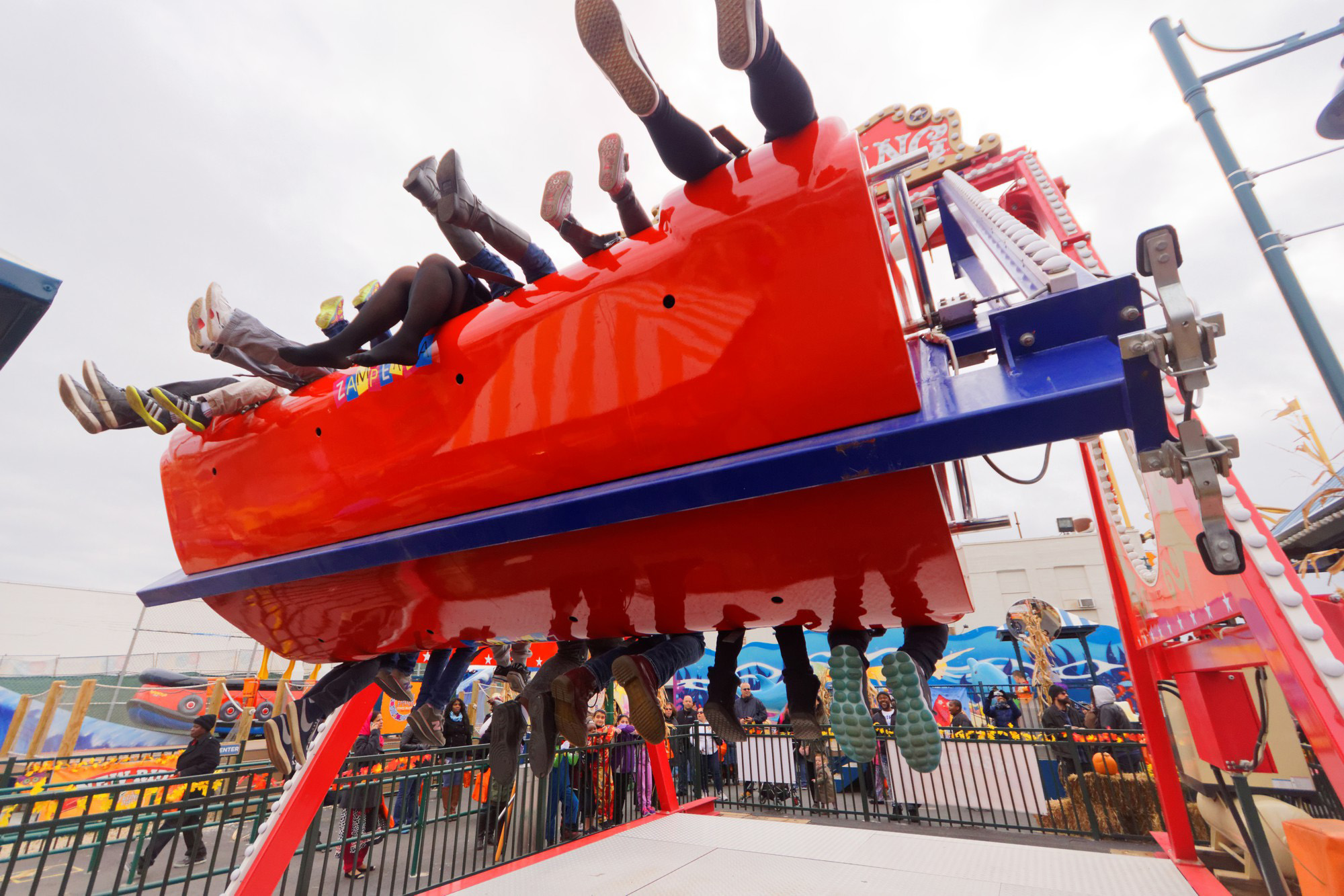 HAPPY SWING 16 | Capacity 8 adults + 8 children