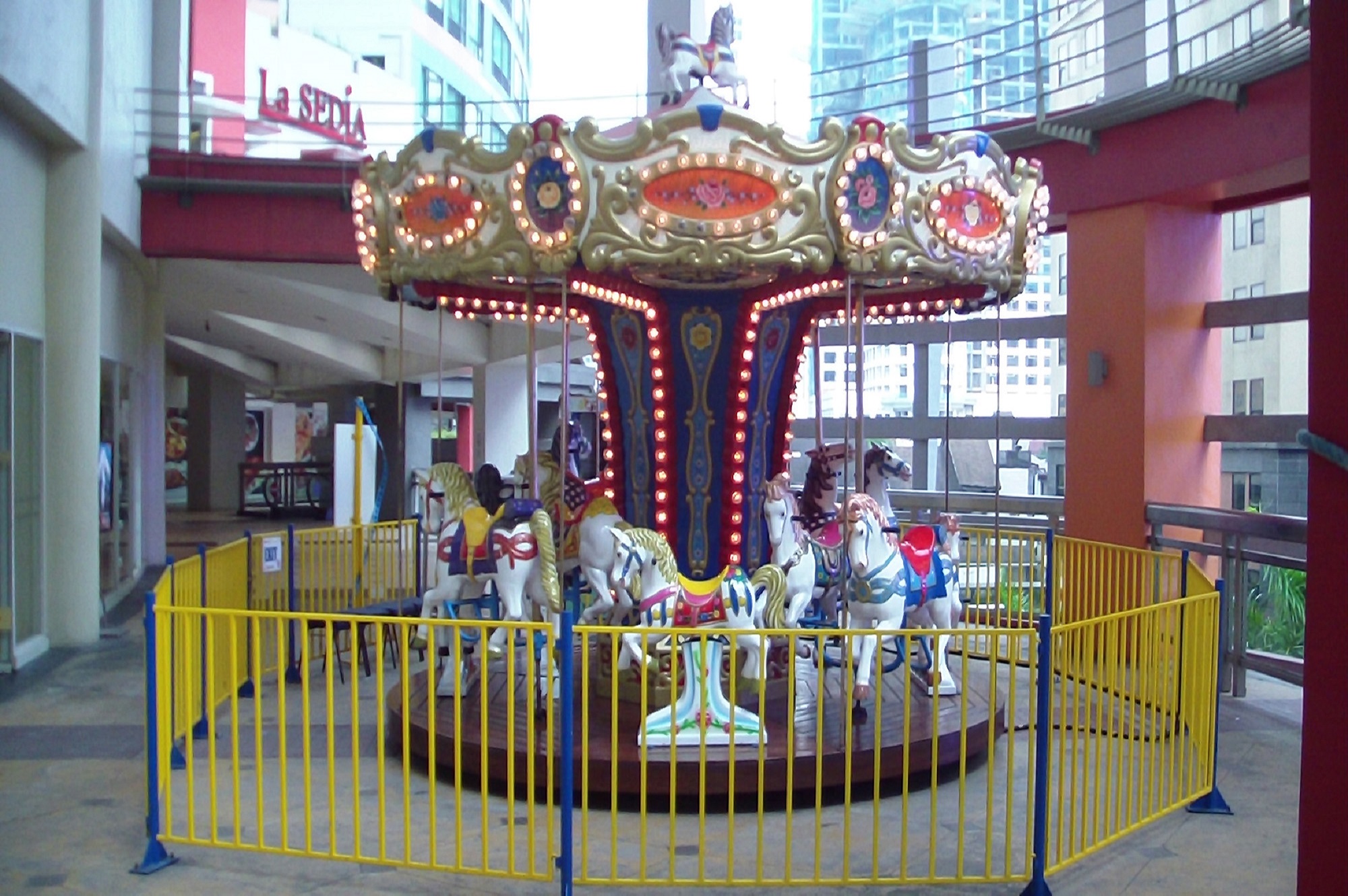 MERRY GO ROUND 4m | 12 People- Heigh restriction 105cm